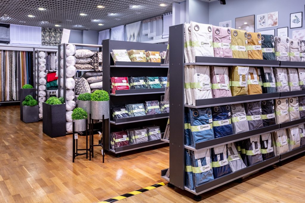 Półki z produktami w showroomie Warszawa Domoteka