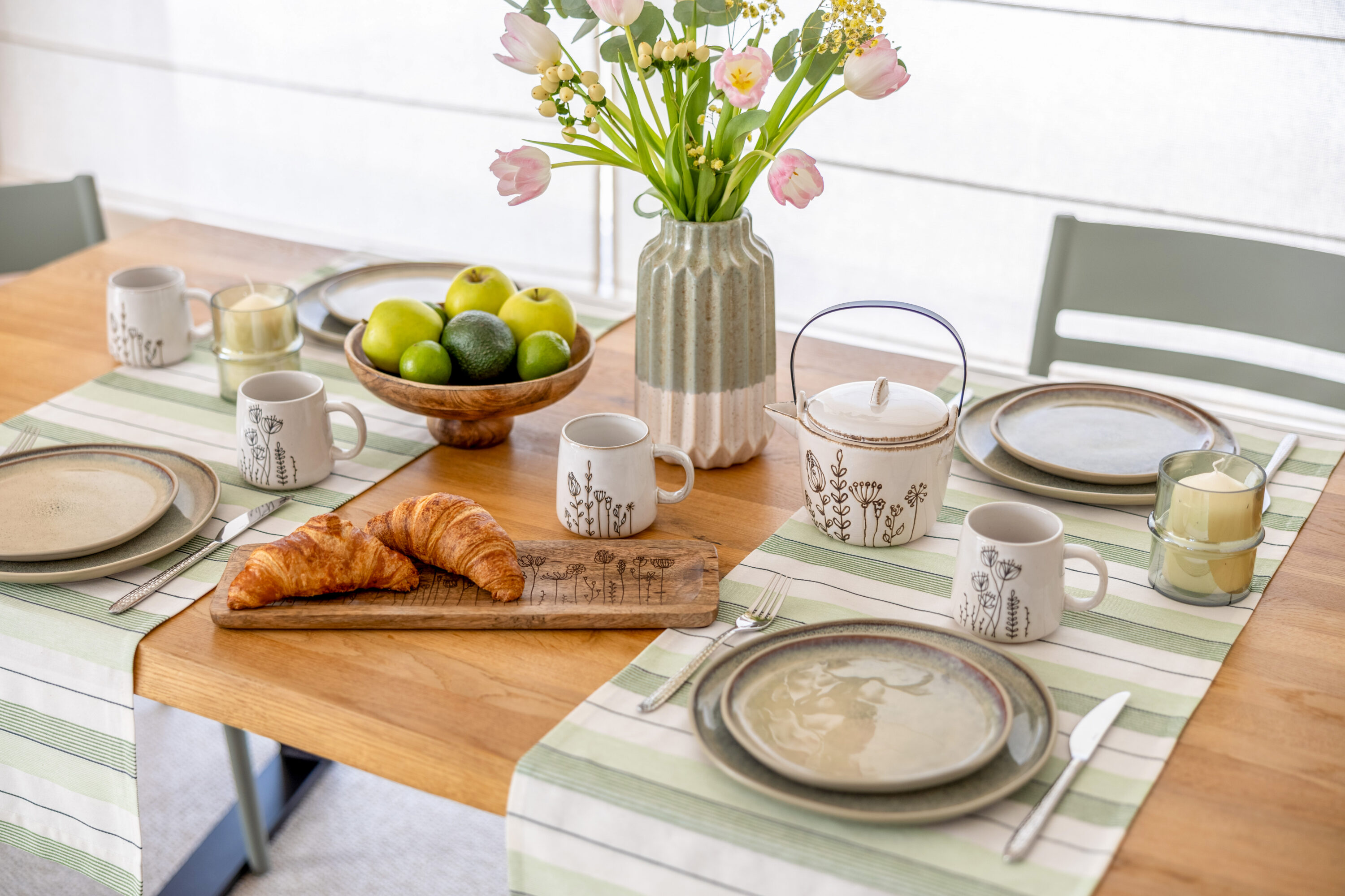 Pomysł na dekoracje do mieszkania: zastawa stołowa i dodatki na stole tworzące spójną aranżację | Dekoria Pomysł na dekoracje do mieszkania: zastawa stołowa i dodatki na stole tworzące spójną aranżację