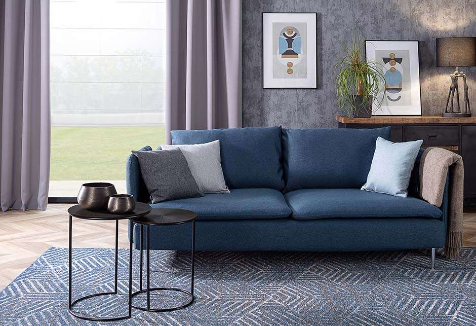 Granatowa sofa – aranżacje w stonowanej kolorystyce