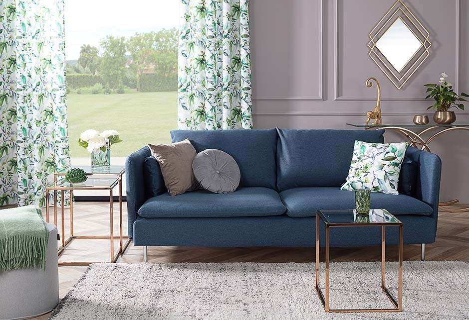 Granatowa sofa – aranżacje z wykorzystaniem kwiatowych akcentów