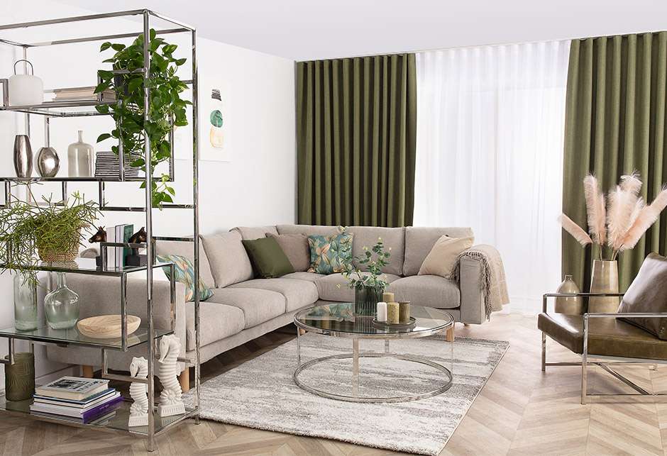 Naturalne ozdoby do domu w salonie w kolorach zieleni