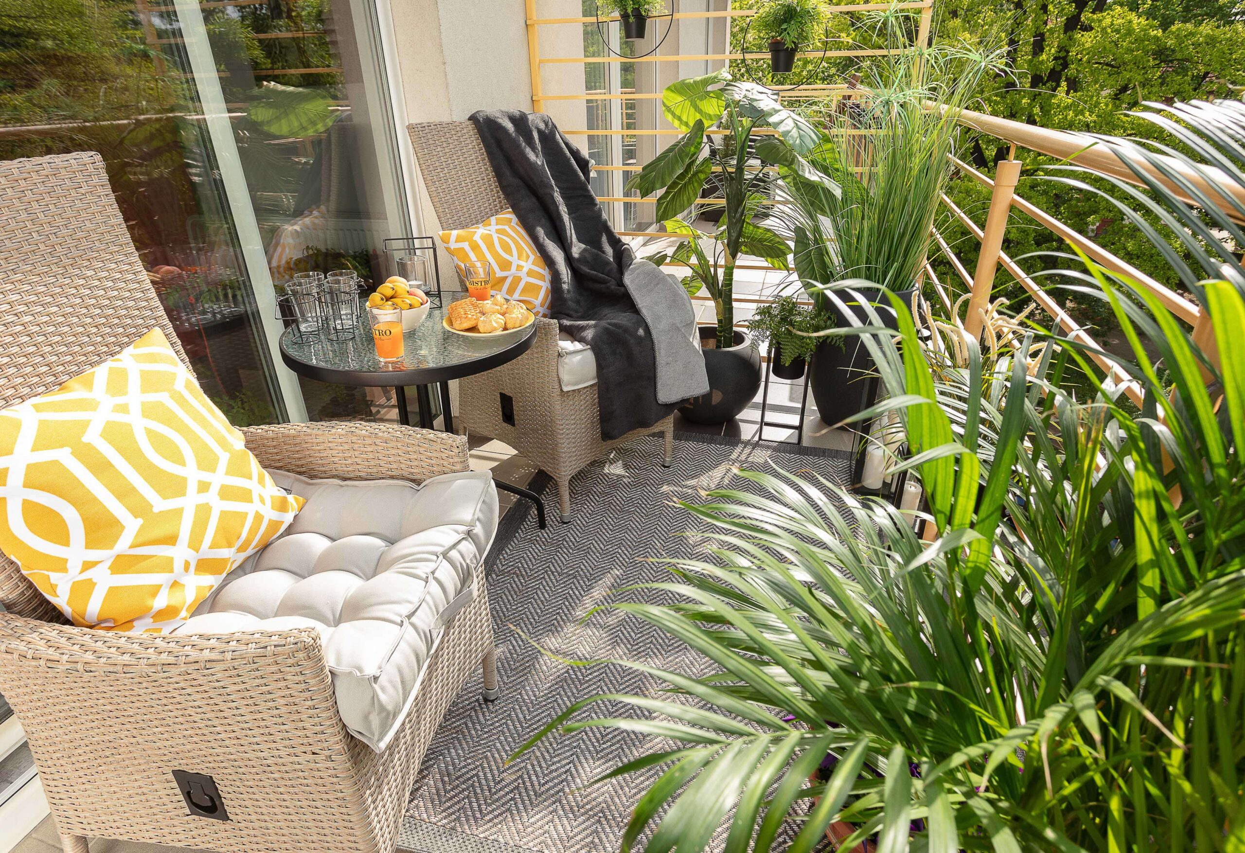 Stwórz prywatną przestrzeń dla rodziny i przyjaciół – urządzamy duży balkon