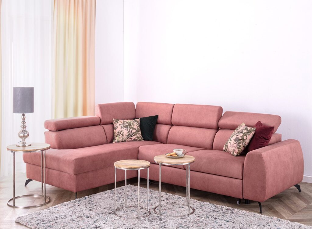 Rozkładana wygodna sofa w salonie