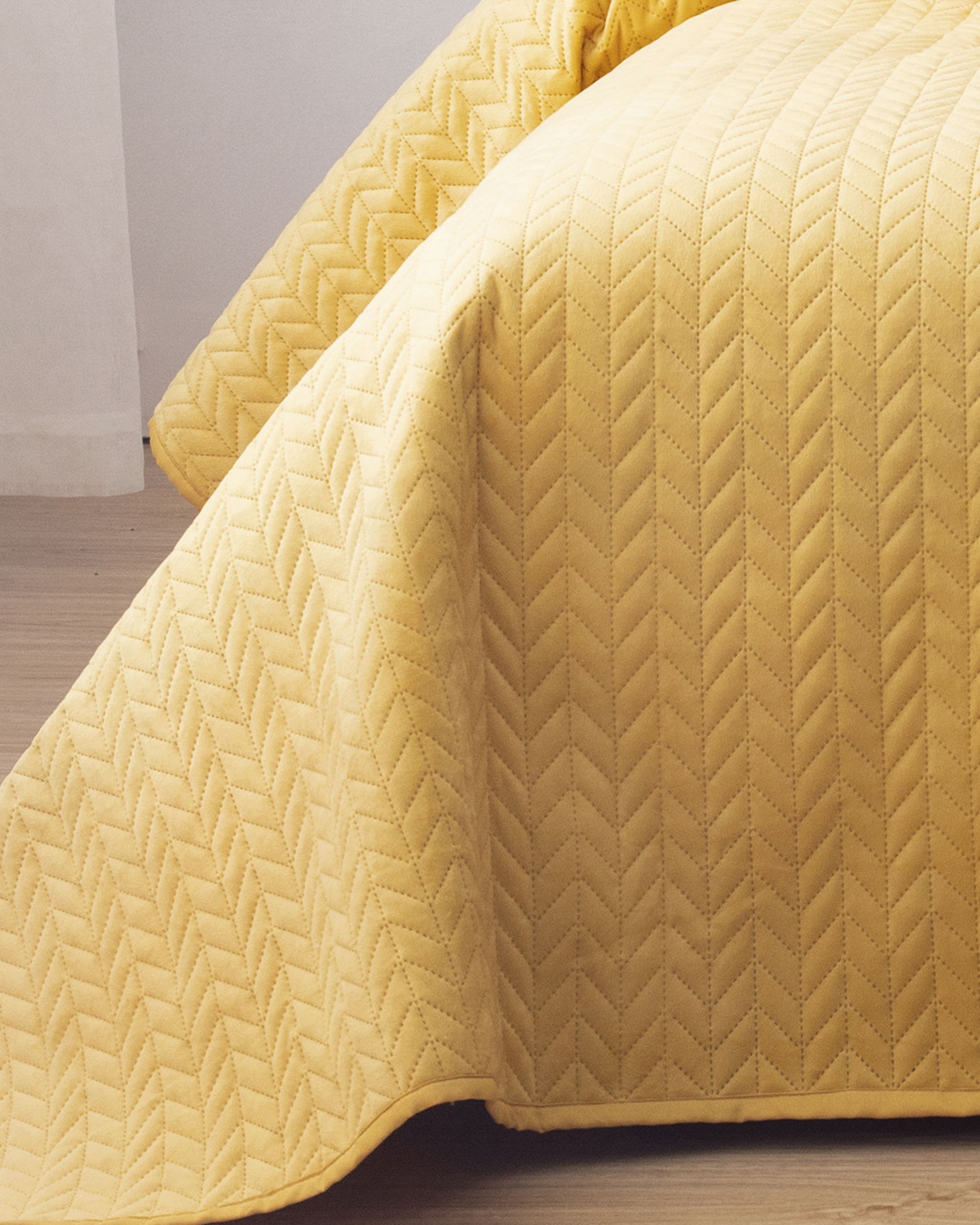Narzuta na łóżko Silky Chic 220x240cm yellow (hover)